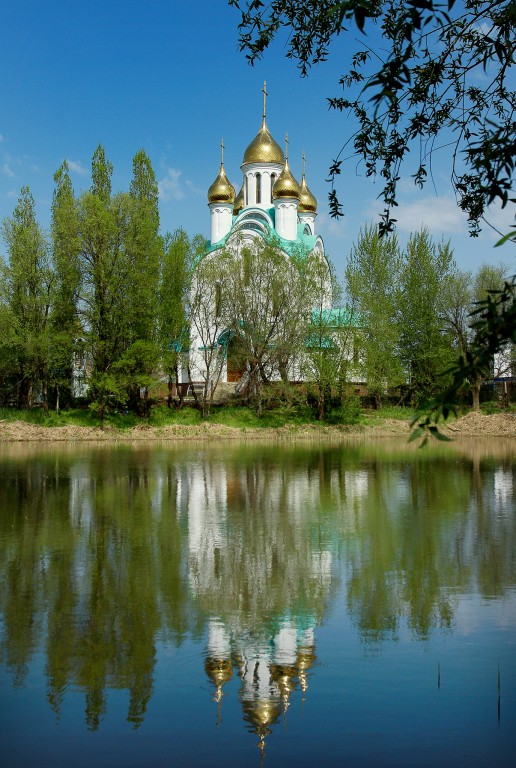 Новожизненский. Церковь Воскресения Христова на Солдатском поле. общий вид в ландшафте, общий вид. Виден пруд на берегу которого расположена церковь.