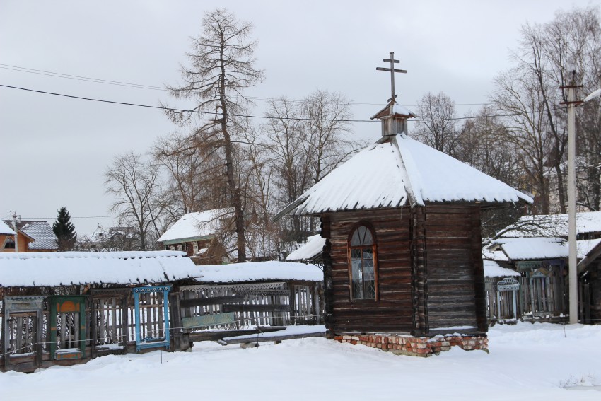 Мышкин. Народный этнографический музей. Неизвестная привратная часовня из села Рудина Слободка. общий вид в ландшафте