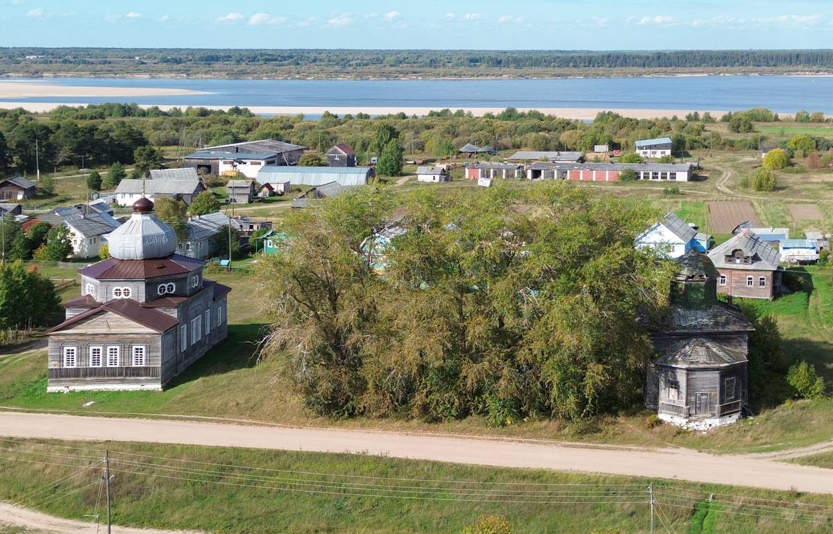 Храмовый комплекс. Церкви Введения во храм Пресвятой Богородицы и Спаса Нерукотворного Образа, Погост (Пиньгиша) (Холмогорский район, Архангельская область). фасады