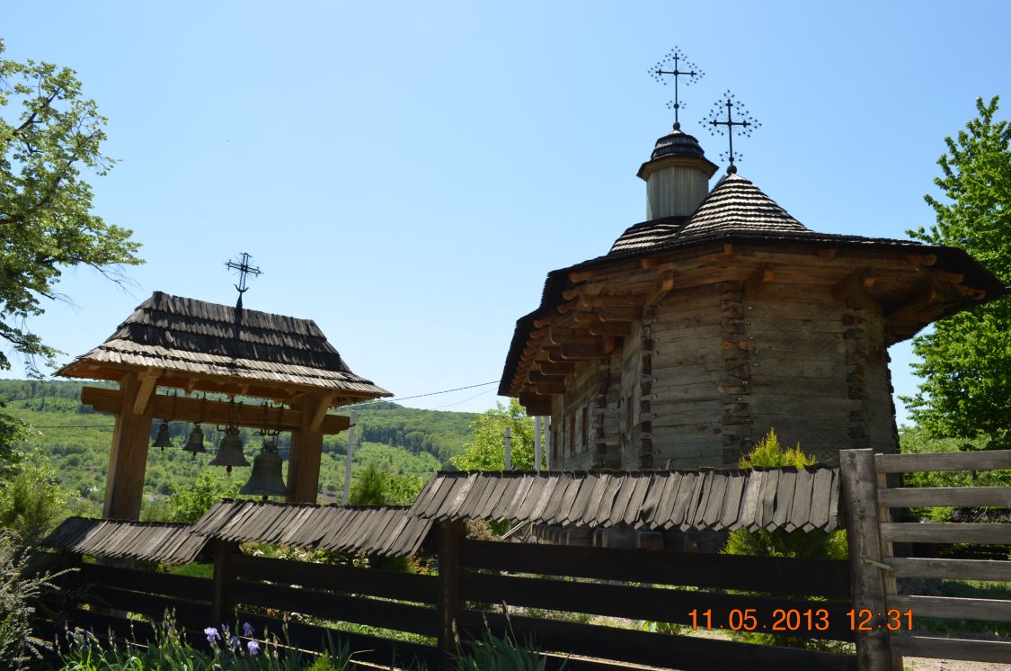 Паланка. Церковь Покрова Пресвятой Богородицы. общий вид в ландшафте