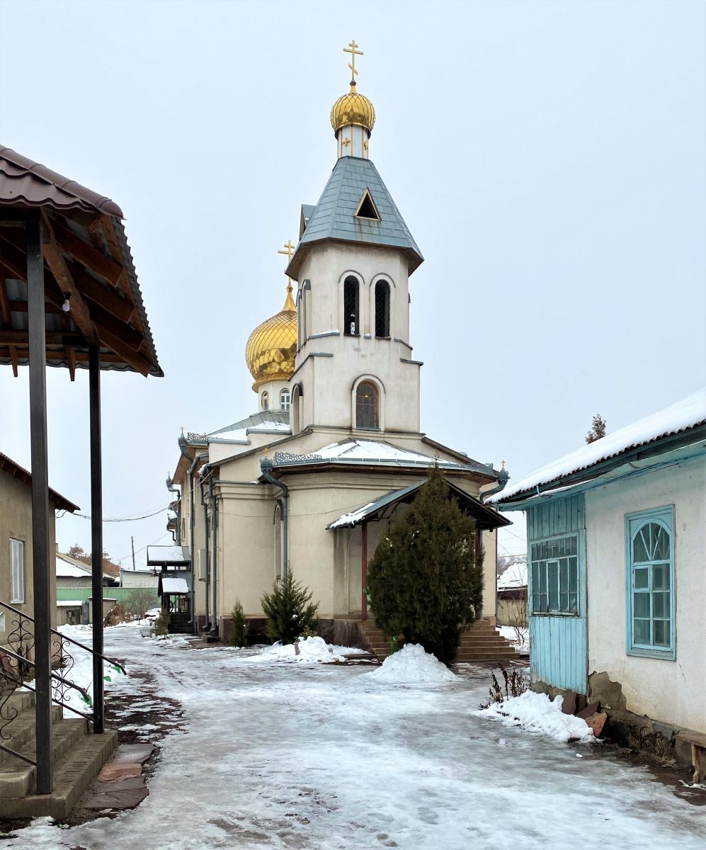 Церковь Георгия Победоносца (новая), Шу (Жамбылская область, Казахстан). фасады, Вид с запада, справа фрагмент старой церкви