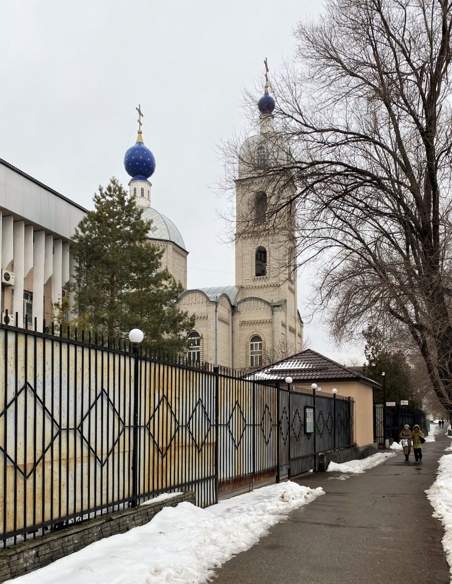 Собор Успения Пресвятой Богородицы, Тараз (Жамбылская область, Казахстан). общий вид в ландшафте, Вид вдоль ул. Толе би