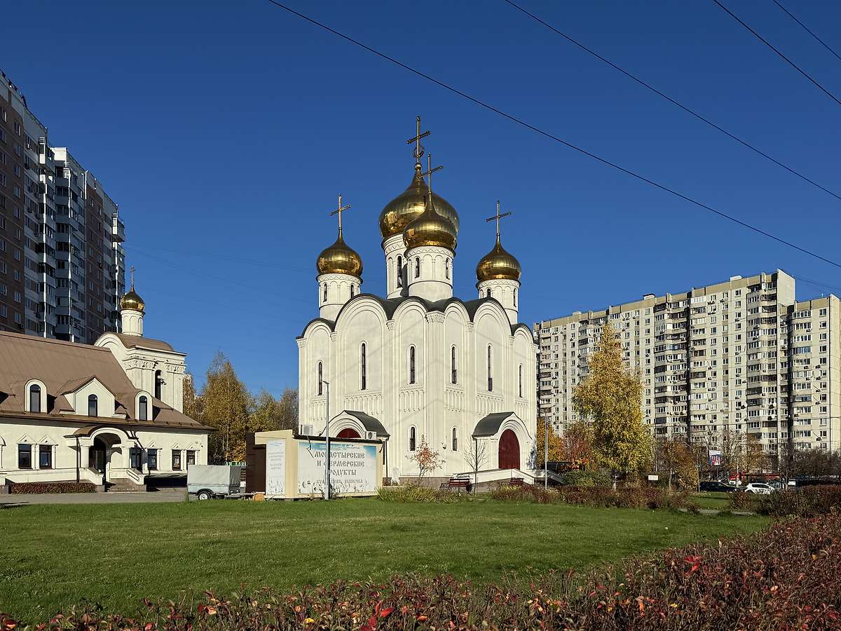 Общий вид с юго-запада, слева приходской дом с Покровской церковью, общий вид в ландшафте. Церковь Спаса Всемилостивого в Митине, Митино (Северо-Западный административный округ (СЗАО), г. Москва)