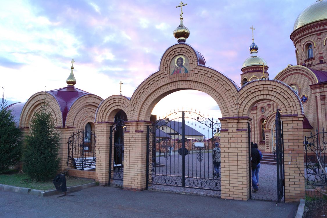 Майорское. Церковь Матроны Московской. дополнительная информация, Врата храма.