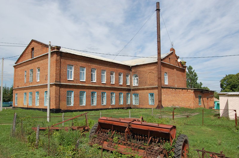 Церковь-школа Покрова Пресвятой Богородицы, Ярище (Колпнянский район, Орловская область). общий вид в ландшафте