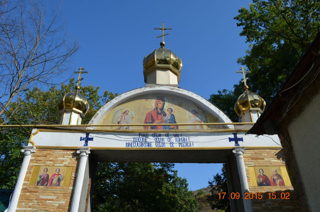 Троицкий Сахарнянский монастырь, Сахарна (Резинский район, Молдова). архитектурные детали, Вход в монастырь 