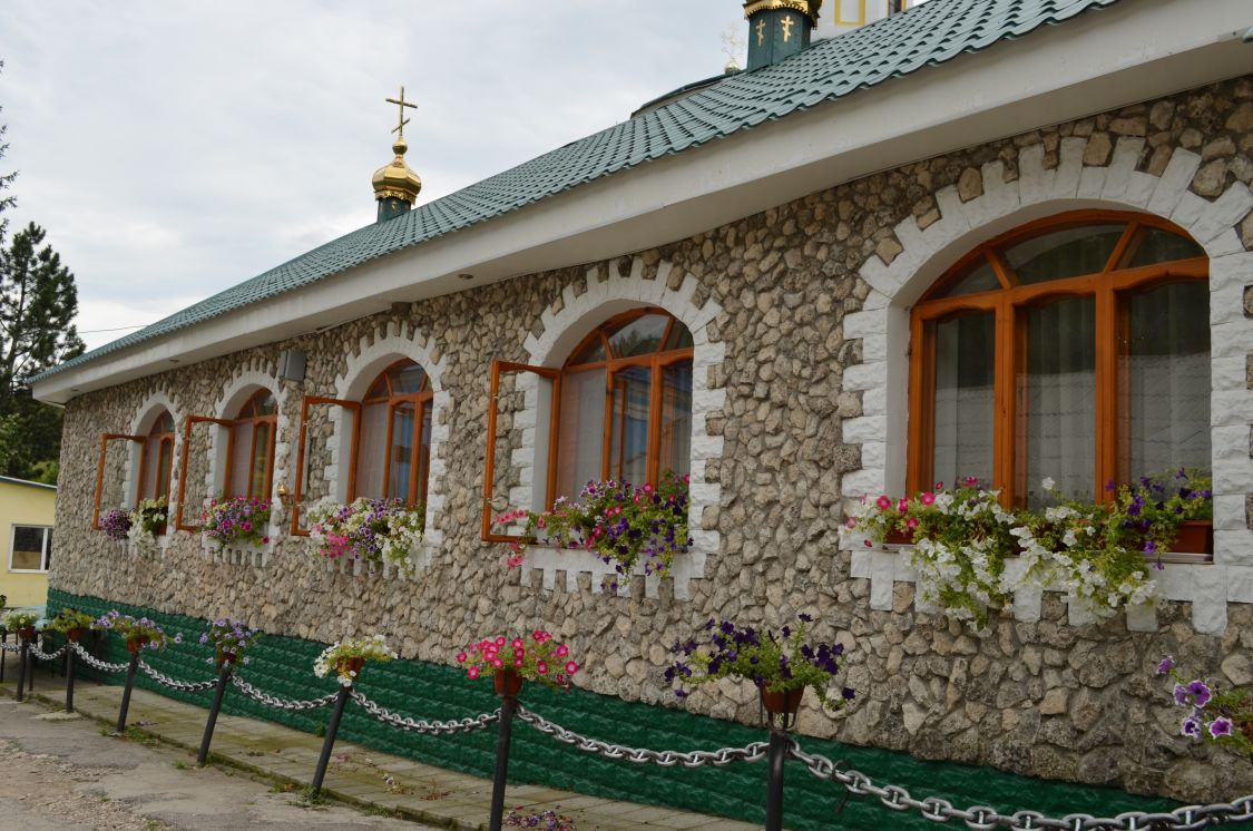 Сахарна. Троицкий Сахарнянский монастырь. фасады, Трапезная