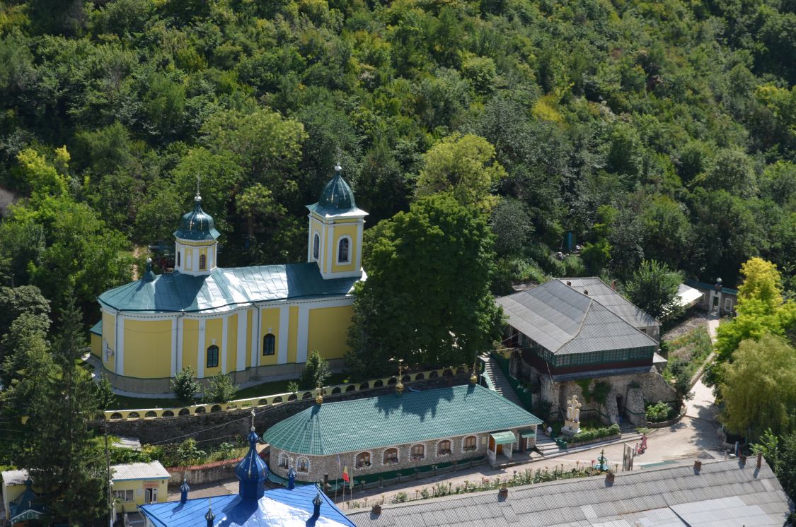Сахарна. Троицкий Сахарнянский монастырь. фасады, Монастырский двор