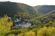 Троицкий Сахарнянский монастырь, Вид на Троицкий монастырь со скалы Гримидон, Сахарна, Резинский район, Молдова