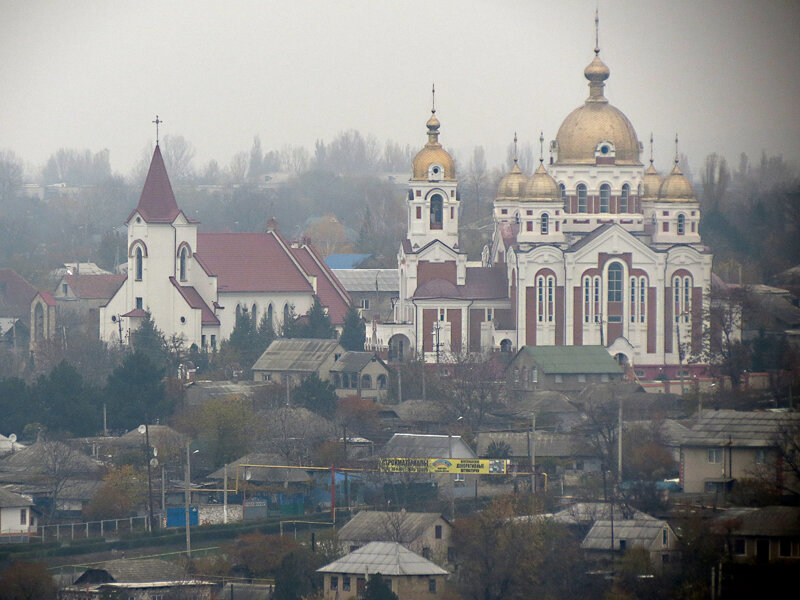 Собор Михаила Архангела, Рыбница (Рыбницкий район (Приднестровье), Молдова). общий вид в ландшафте, Собор справа, слева католический костёл Девы Марии (2003)