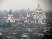 Собор Михаила Архангела, Собор справа, слева католический костёл Девы Марии (2003)<br>, Рыбница, Рыбницкий район (Приднестровье), Молдова