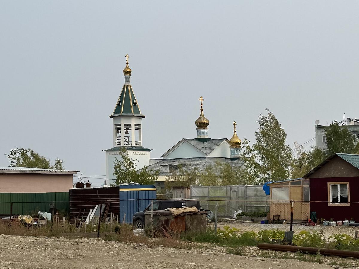 Вид с северо-запада, общий вид в ландшафте. Церковь Серафима Саровского, Мохсоголлох (Хангаласский район, Республика Саха (Якутия))