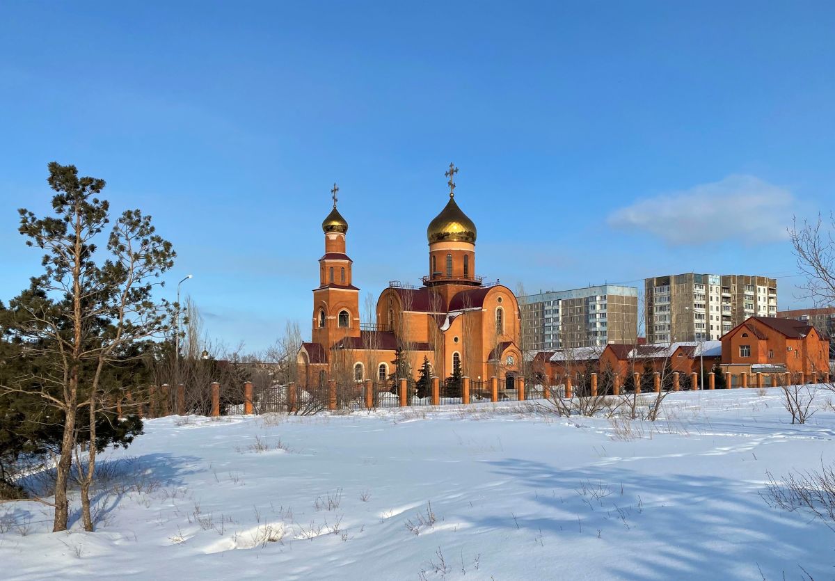 Собор Николая Чудотворца, Темиртау (Карагандинская область, Казахстан). общий вид в ландшафте, Общий вид с юго-запада, от въезда в город по проспекту Металлургов