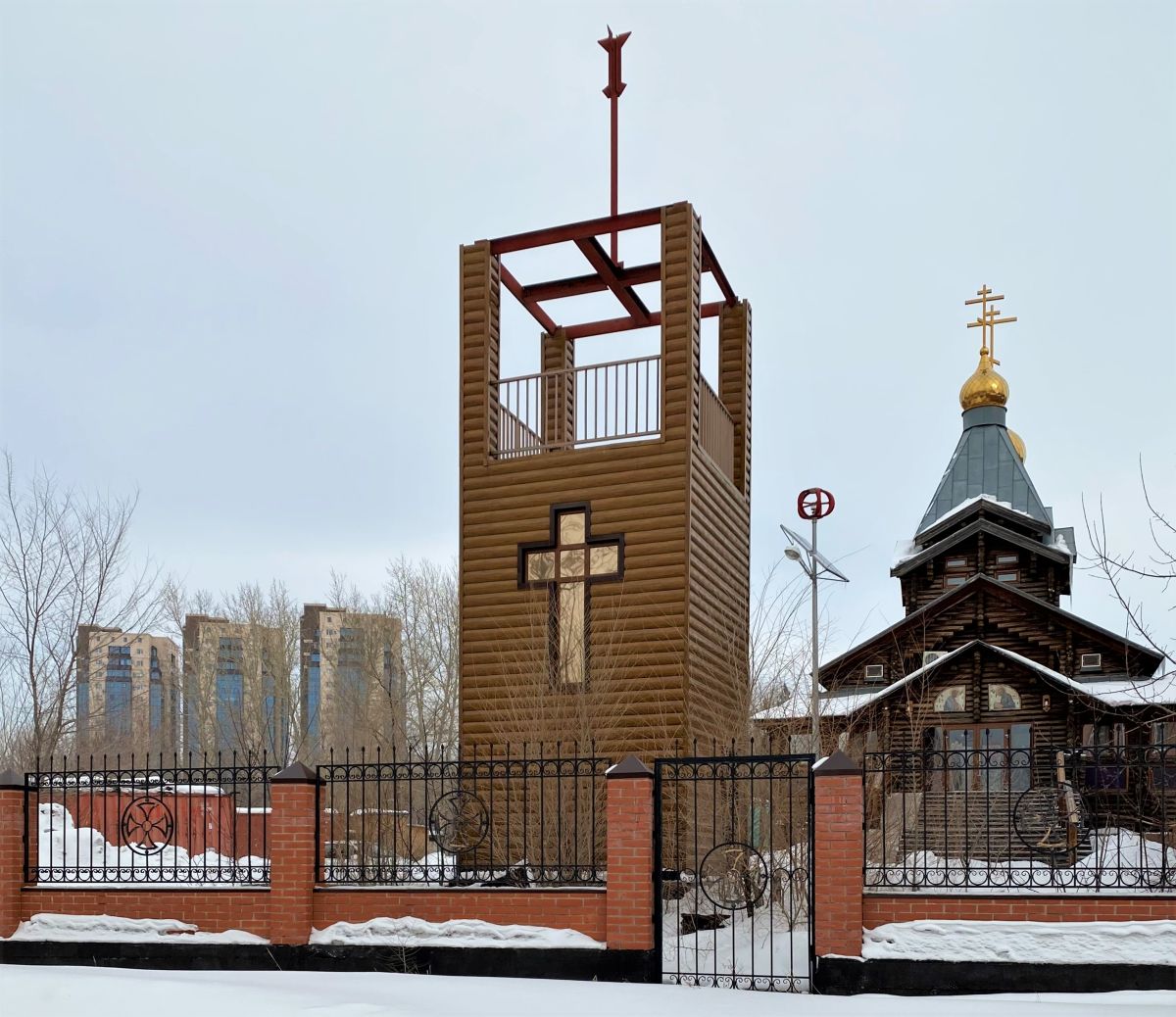 Караганда. Церковь Петра и Павла. документальные фотографии, Строящаяся колокольня