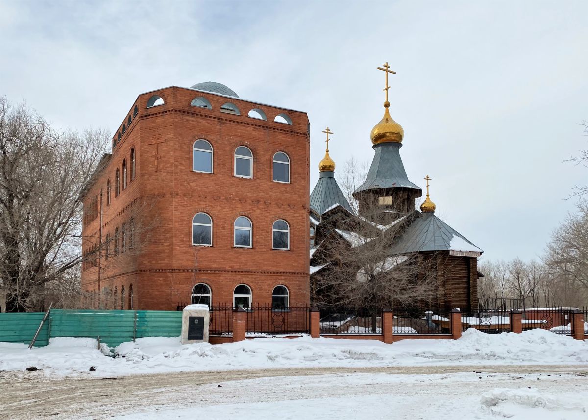 Церковь Петра и Павла, Караганда (Карагандинская область, Казахстан). фасады, Вид с юго-востока, слева реабилитационный центр с воскресной школой