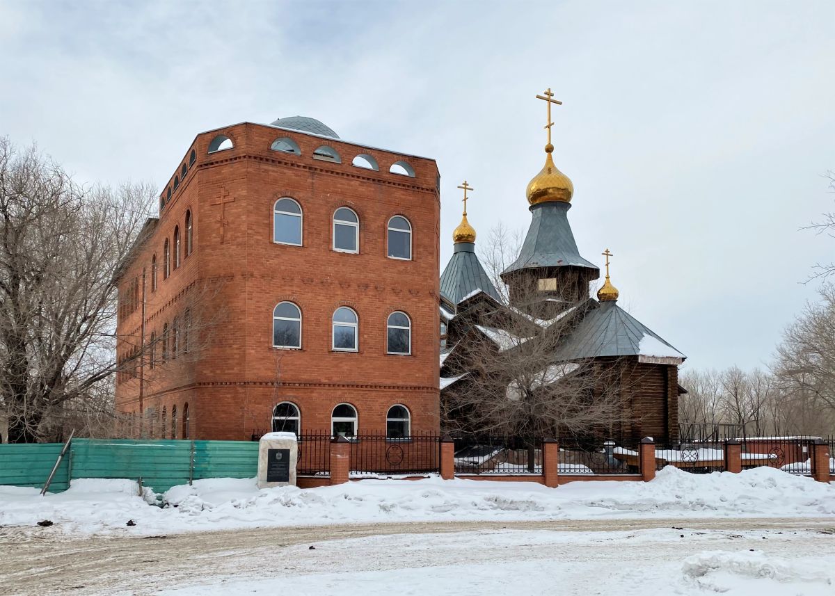 Караганда. Церковь Петра и Павла. фасады, Вид с юго-востока, слева реабилитационный центр с воскресной школой