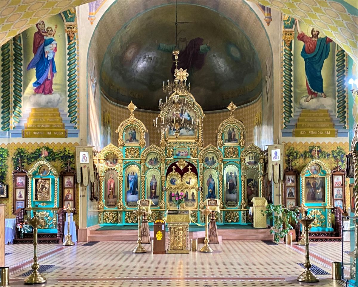 Церковь Христа Спасителя, Уральск (Западно-Казахстанская область, Казахстан). интерьер и убранство, Вид из притвора в основной объём