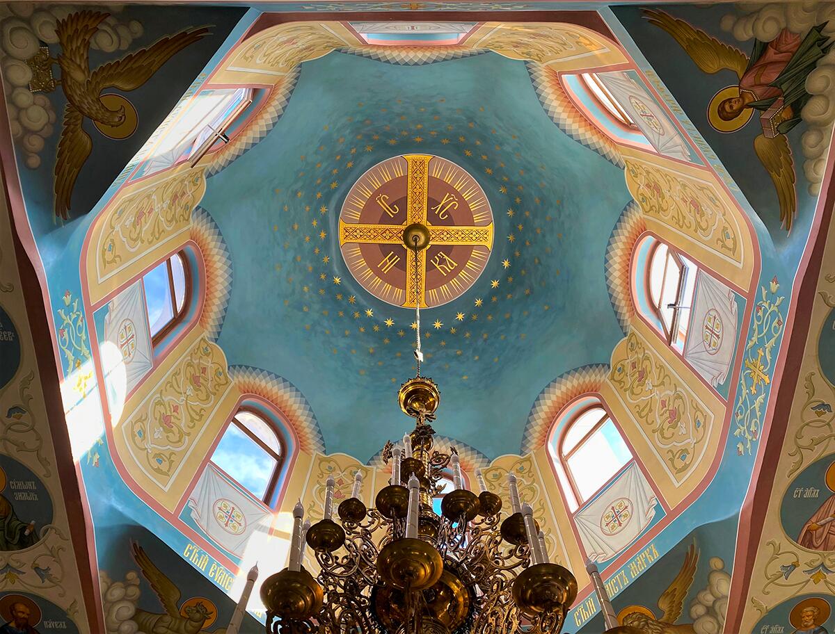 Церковь Благовещения Пресвятой Богородицы (новая), Актау (Мангистауская область, Казахстан). интерьер и убранство, Подкупольное пространство