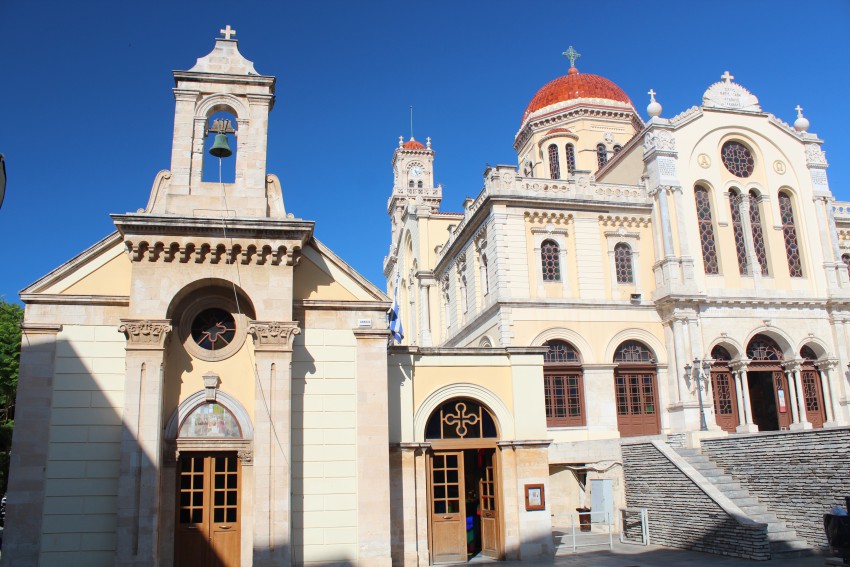 Ираклион. Кафедральный собор Мины великомученика. фасады, Вид с запада: слева - старый храм, справа - кафедральный собор