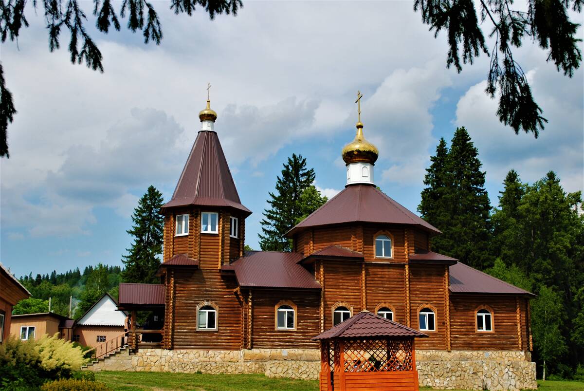 Церковь Петра и Павла, Красный Ключ (Нуримановский район, Республика Башкортостан). общий вид в ландшафте