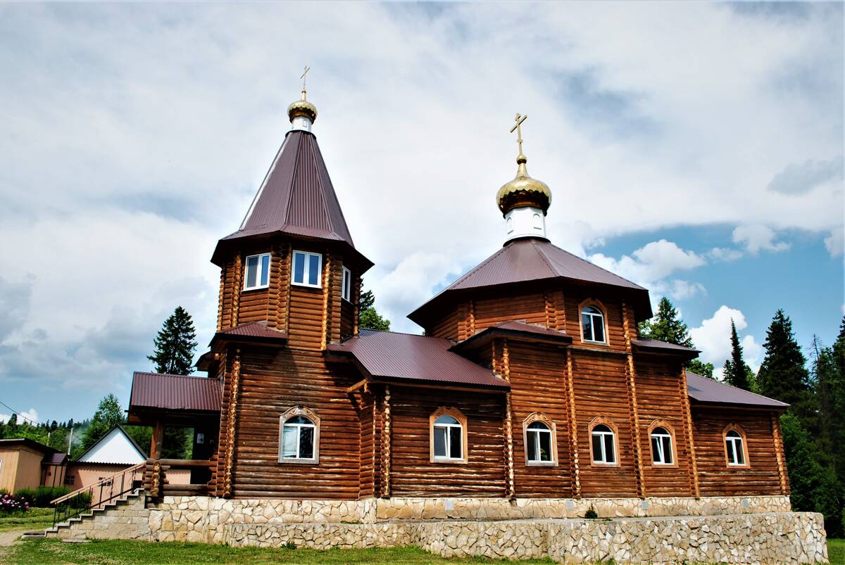 Церковь Петра и Павла, Красный Ключ (Нуримановский район, Республика Башкортостан). общий вид в ландшафте