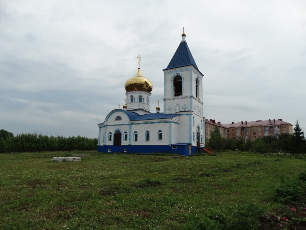 Дюртюли. Церковь Василия Великого. общий вид в ландшафте