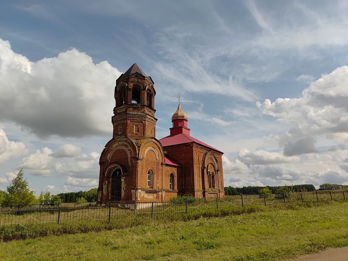 общий вид в ландшафте. Церковь Пантелеимона Целителя, Князь-Елга (Илишевский район, Республика Башкортостан)
