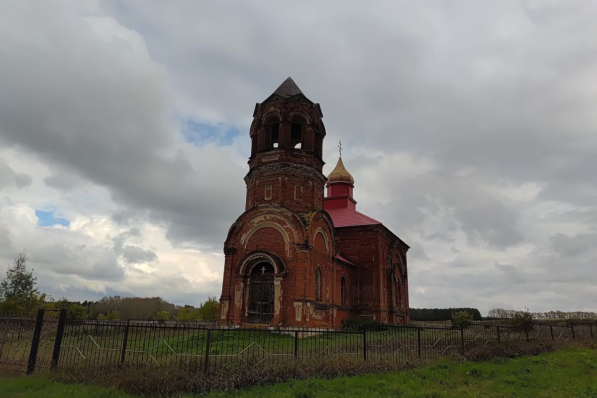 общий вид в ландшафте. Церковь Пантелеимона Целителя, Князь-Елга (Илишевский район, Республика Башкортостан)