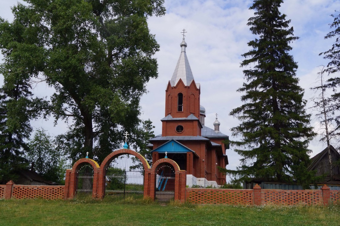 Церковь Успения Пресвятой Богородицы, Ярославка (Дуванский район, Республика Башкортостан). общий вид в ландшафте