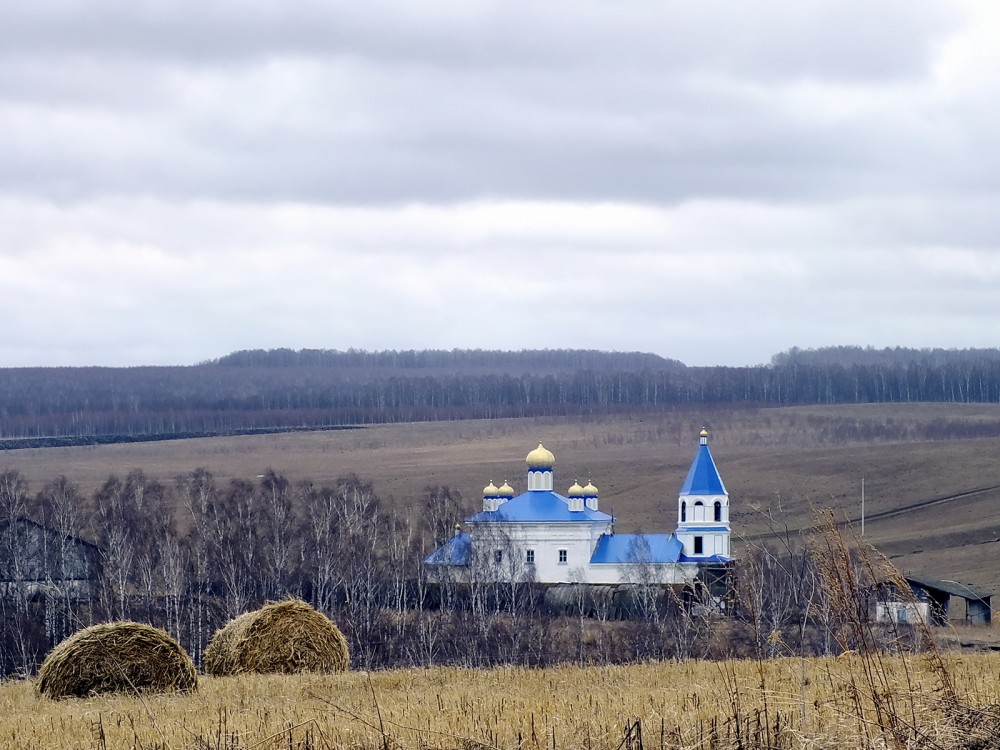 Леуза. Церковь Троицы Живоначальной. общий вид в ландшафте