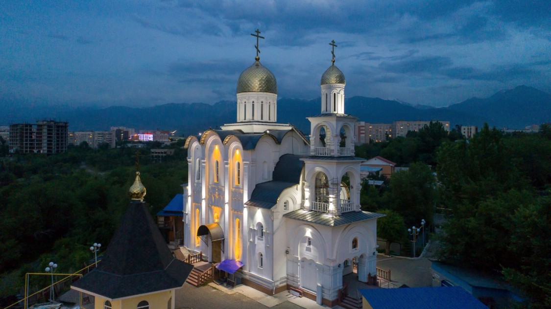 Церковь Богоявления Господня, Алматы (Алматы, город, Казахстан). общий вид в ландшафте, Свято-Богоявленский храм г.Алматы. Вечерний