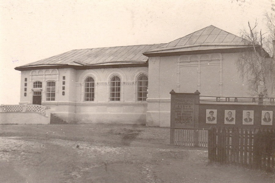 Церковь Илии Пророка, Панкрушиха (Панкрушихинский район, Алтайский край). архивная фотография, Кинотеатр в здании церкви. Фото 1959 года из фондов Каменского районного краеведческого музея
