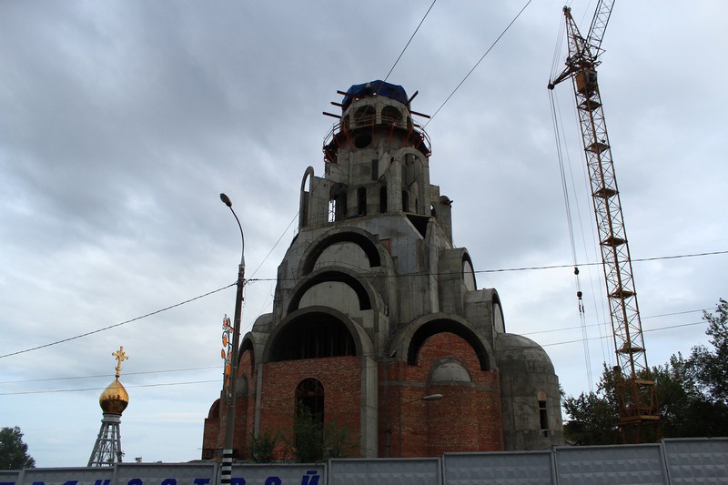 Самара. Церковь Софии, Премудрости Божией. документальные фотографии, Вид церкви с Волжского проспекта в сентябре 2013 года, во время строительства