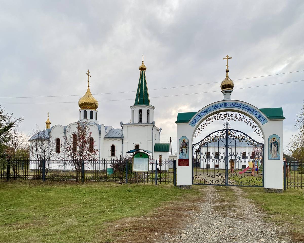 Церковь Сергия Радонежского, Верх-Катунское (Бийский район и г. Бийск, Алтайский край). общий вид в ландшафте, Вид со стороны улицы Ленина