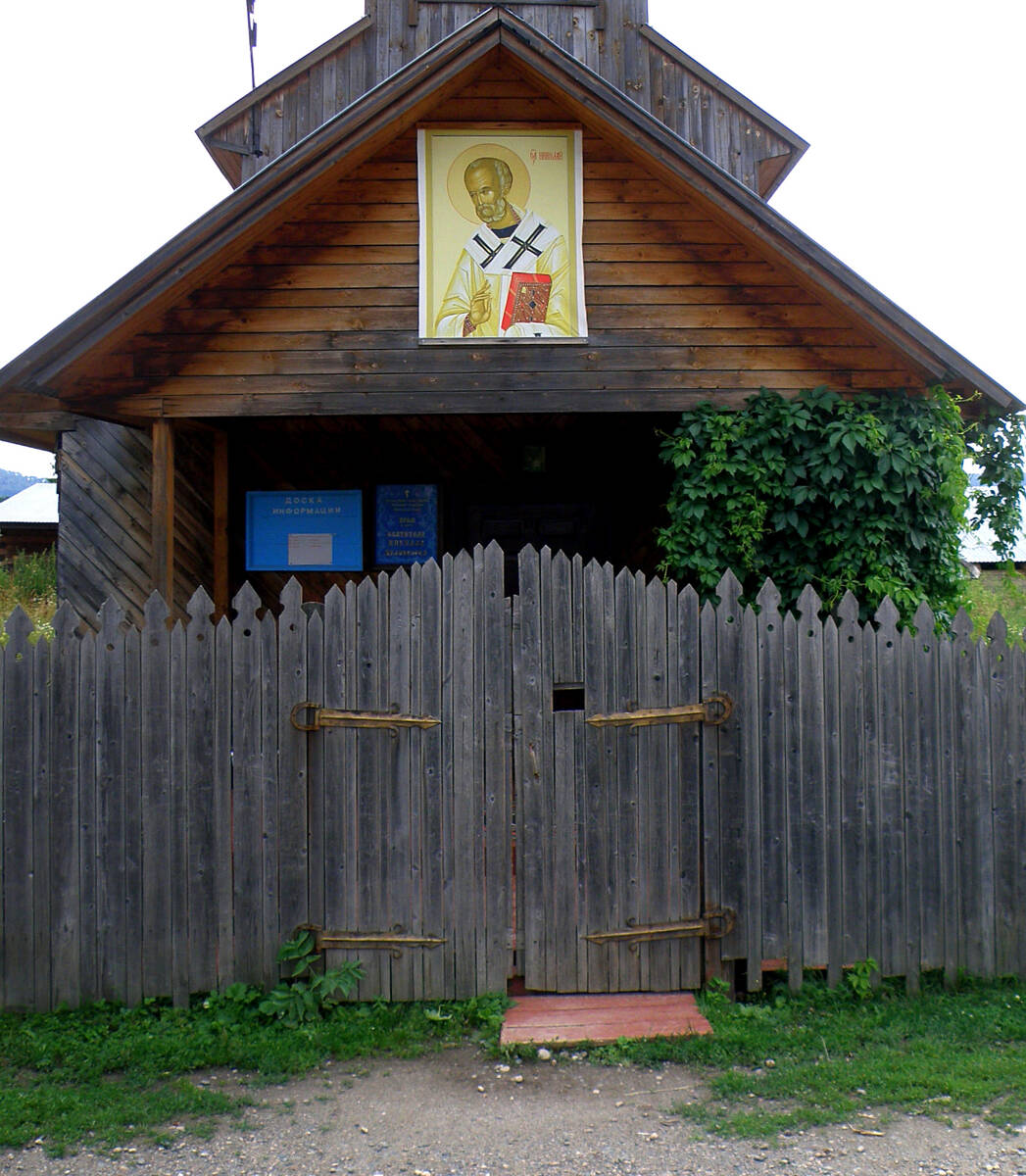 Церковь Николая Чудотворца, Турочак (Турочакский район, Республика Алтай). дополнительная информация, Храмовая икона над входом.