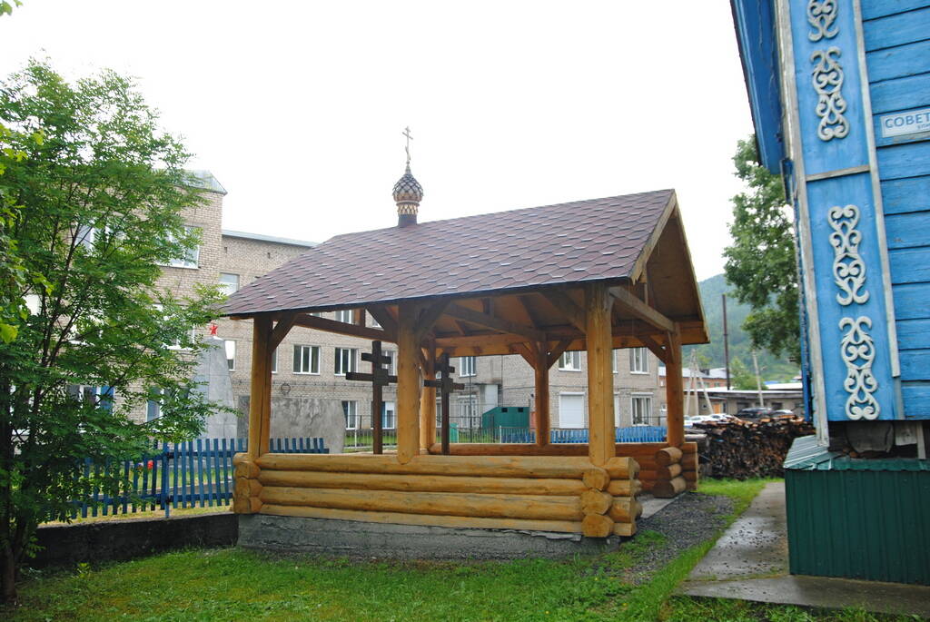 Церковь Троицы Живоначальной, Онгудай (Онгудайский район, Республика Алтай). дополнительная информация, Захоронение служителей храма в разные годы