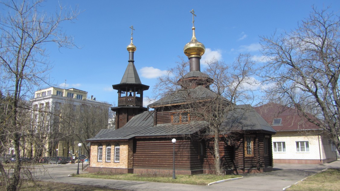 Восточное Измайлово. Церковь Николая Чудотворца при Национальном медико-хирургическом центре имени Пирогова. общий вид в ландшафте