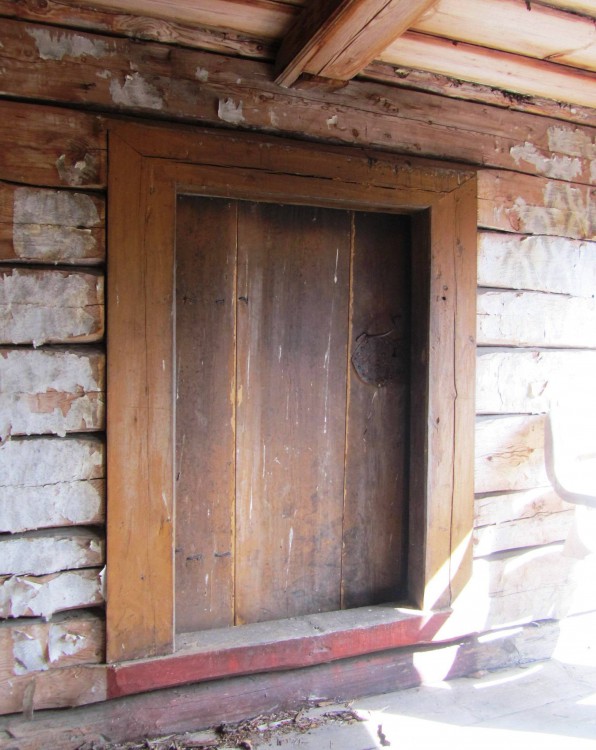 Часовня Казанской иконы Божией Матери, Красная (Грязная) Сельга (Медвежьегорский район, Республика Карелия). интерьер и убранство, входная дверь в часовню