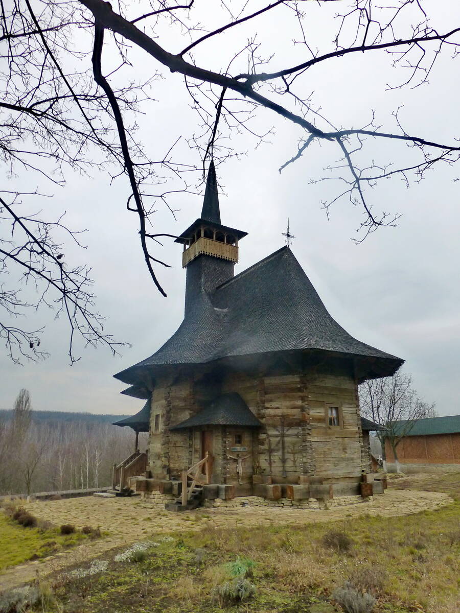Музей села. Церковь Успения Пресвятой Богородицы из с. Хиришень Теленештского района, Кишинёв (Кишинёв, Молдова). фасады