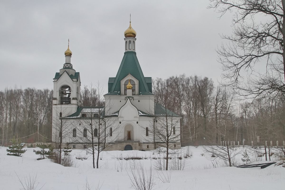 Церковь Кирилла и Мефодия, Оболенск (Серпуховский городской округ и гг. Протвино, Пущино, Московская область). общий вид в ландшафте