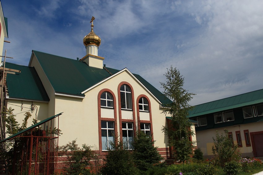 Церковь Николая Чудотворца, Самара (Самара, город, Самарская область). фасады, Основной объем церкви. Справа - служебный корпус, в котором размещается воскресная школа и трапезная