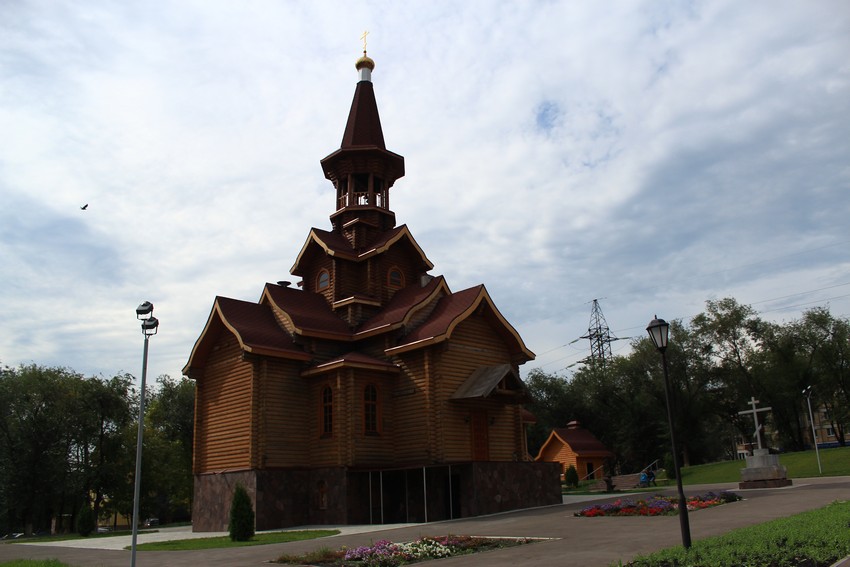 Самара. Церковь Успения Пресвятой Богородицы в парке 