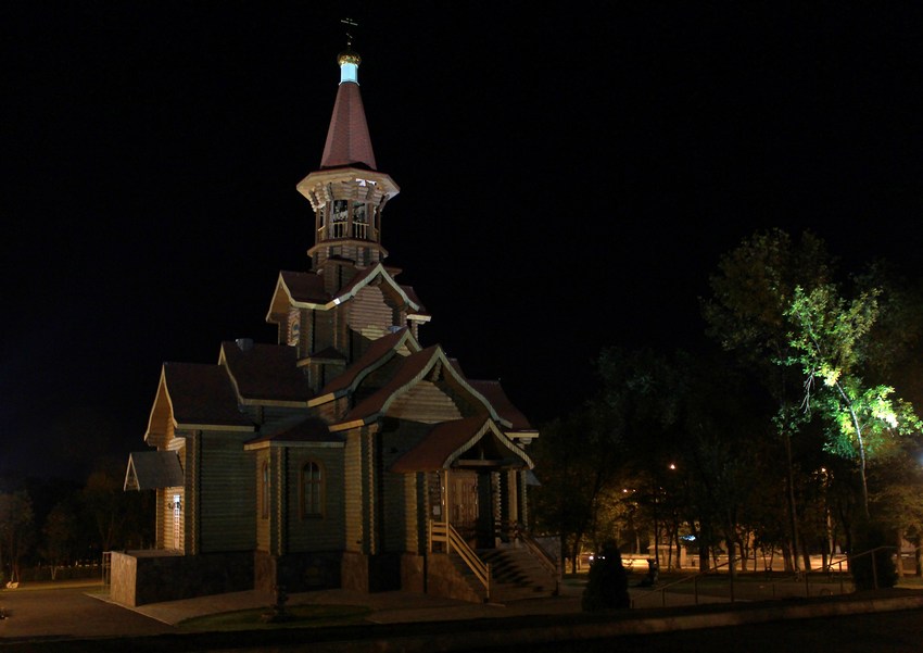 Церковь Успения Пресвятой Богородицы в парке 