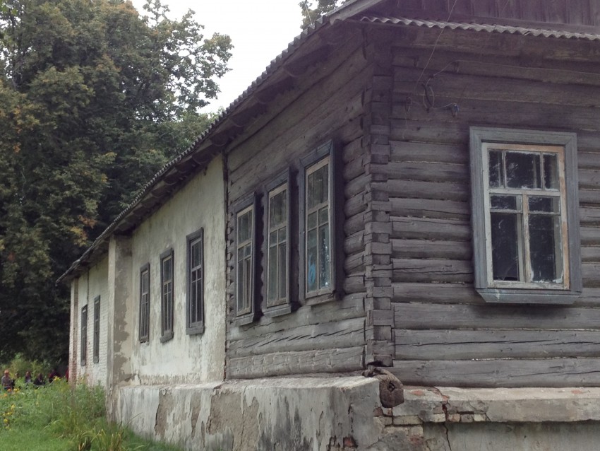 Церковь Николая Чудотворца, Кирейково (Ульяновский район, Калужская область). фасады, деревянная пристройка является новоделом, построенная после разрушения храма.  