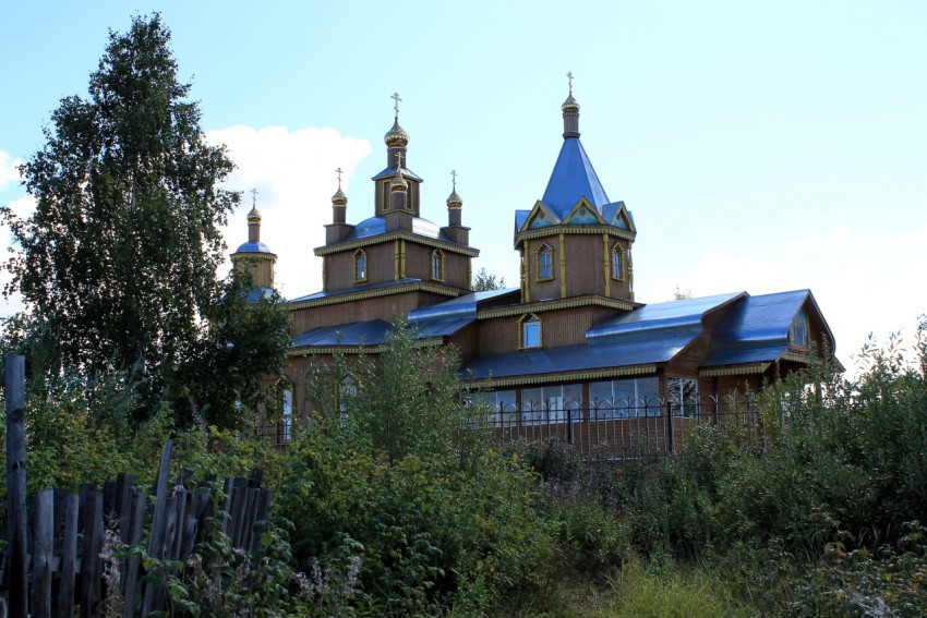 Сосногорск. Церковь Жён-мироносиц. общий вид в ландшафте
