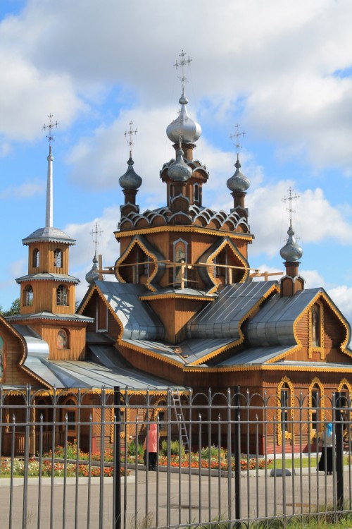 Сосногорск. Церковь Серафима Саровского. общий вид в ландшафте