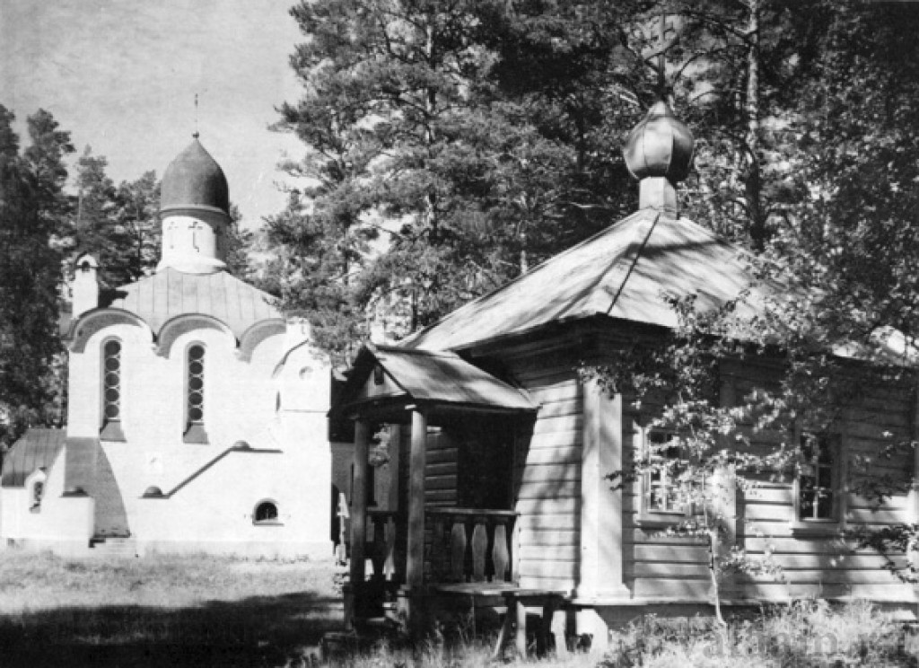 Спасо-Преображенский Валаамский монастырь. Смоленский скит. Часовня Смоленской иконы Божией Матери, Валаамские острова (Сортавальский район, Республика Карелия). архивная фотография, Церковь Смоленской иконы Божией Матери (слева) и часовня иконы Божией Матери 