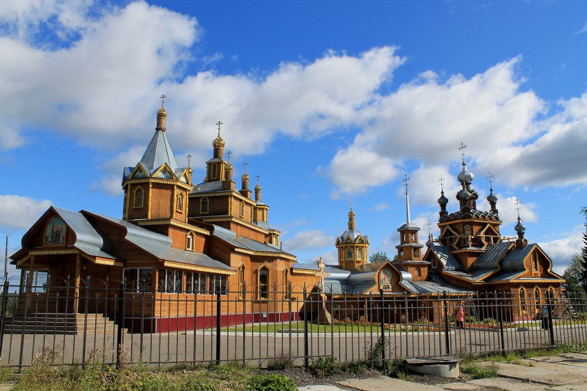 Сосногорск. Храмовый комплекс. Церкви Серафима Саровского и Жён-мироносиц. общий вид в ландшафте