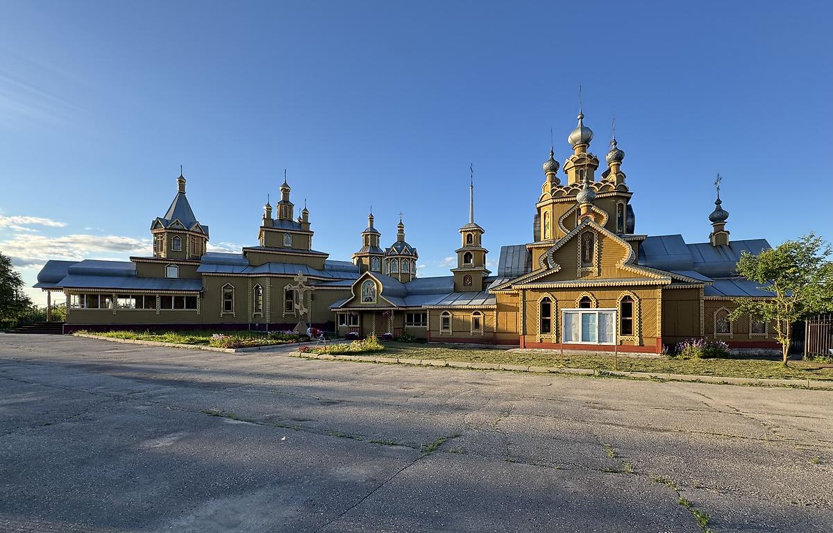 Слева Мироносицкая церковь, справа Серафимовская, фасады. Храмовый комплекс. Церкви Серафима Саровского и Жён-мироносиц, Сосногорск (Сосногорск, город, Республика Коми)