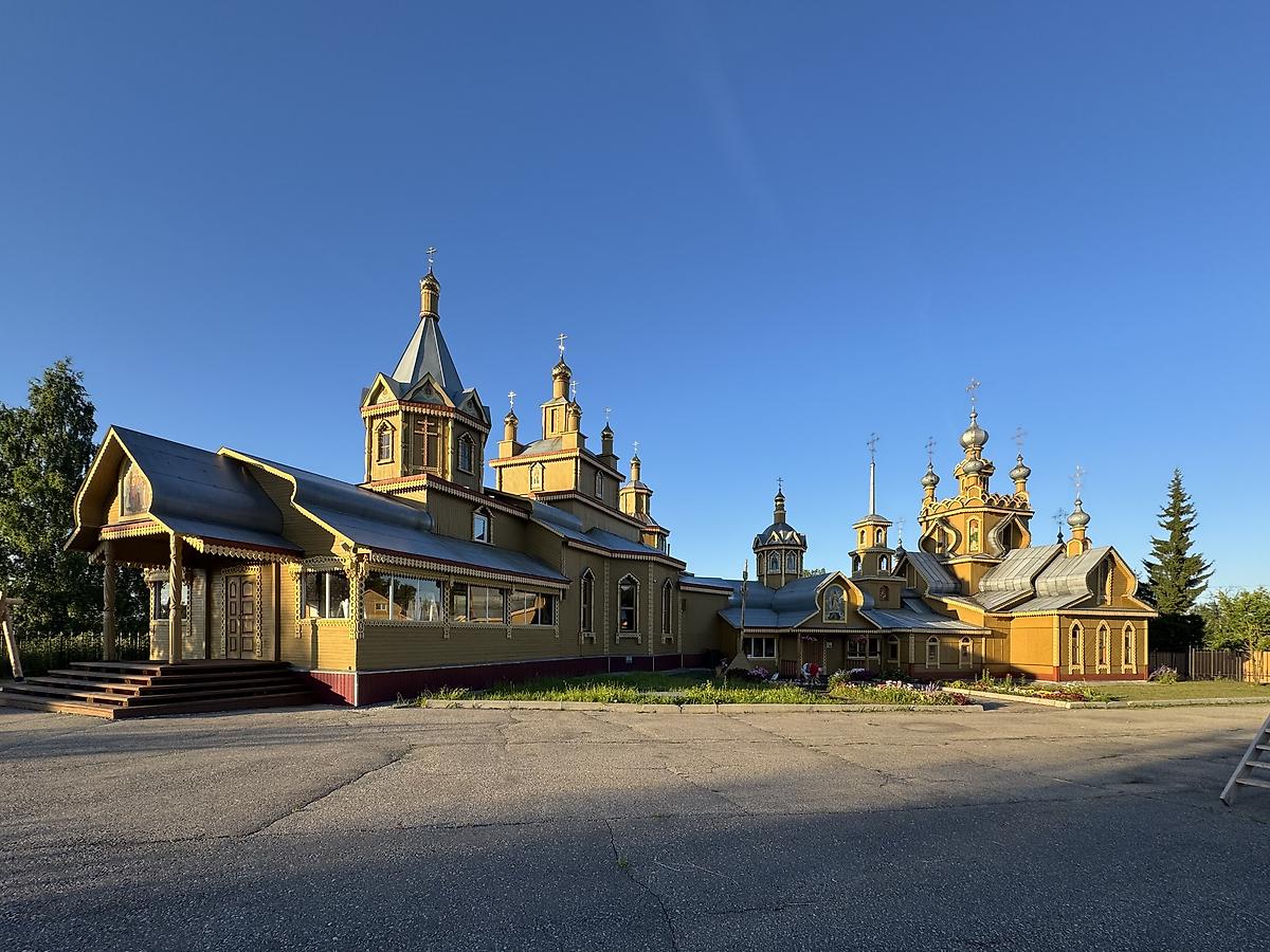 Слева Мироносицкая церковь, справа Серафимовская, фасады. Храмовый комплекс. Церкви Серафима Саровского и Жён-мироносиц, Сосногорск (Сосногорск, город, Республика Коми)